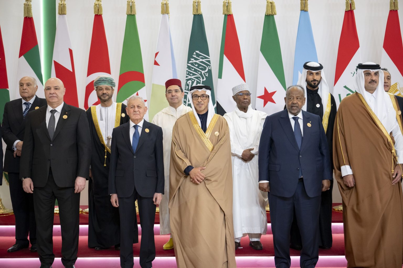 نيابة عن رئيس الدولة..منصور بن زايد يشارك في القمة العربية التي بدأت أعمالها في بغداد