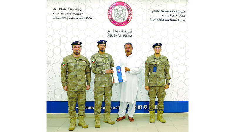 شرطة أبوظبي تكرّم آسيوياً لأمانته