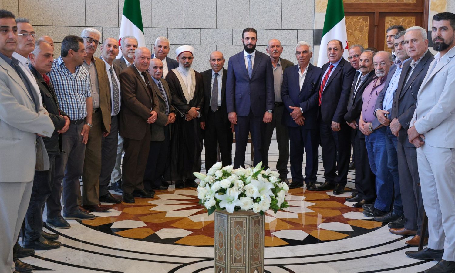 الرئيس السوري أحمد الشرع، يلتقي وفدًا من محافظة السويداء 30 من أيار 2025 (الرئاسة السورية)