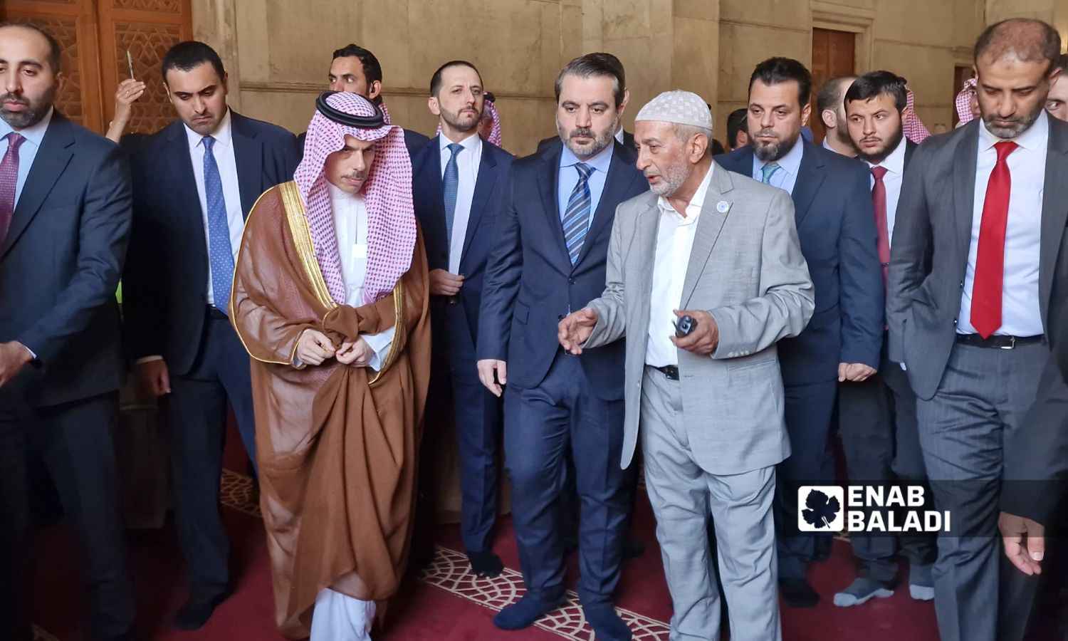 وزير الخارجية السوري أسعد الشيباني يتجول برفقة نظيره السعودي فيصل بن فرحان بالجامع الأموي الكبير في دمشق - 31 من أيار 2025 (/ أنس الخولي)