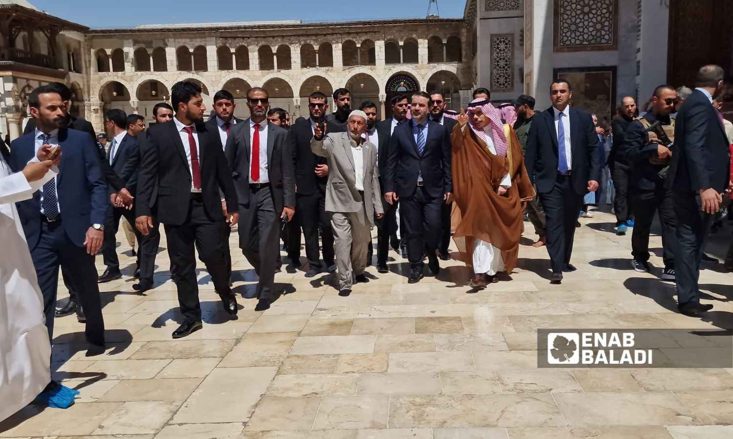 وزير الخارجية السوري أسعد الشيباني يتجول برفقة نظيره السعودي فيصل بن فرحان بالجامع الأموي الكبير في دمشق - 31 من أيار 2025 (/ أنس الخولي)