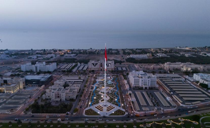 بالصور.. افتتاح مشروع ساحة الخوير وأطول سارية علم في مسقط