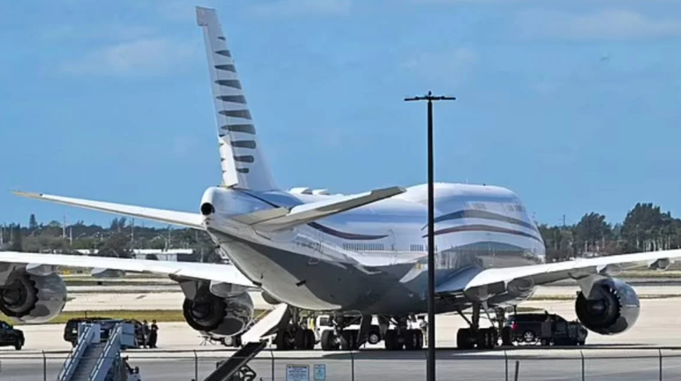 شاهد.. طائرة ترامب الجديدة تخطف الأنظار!