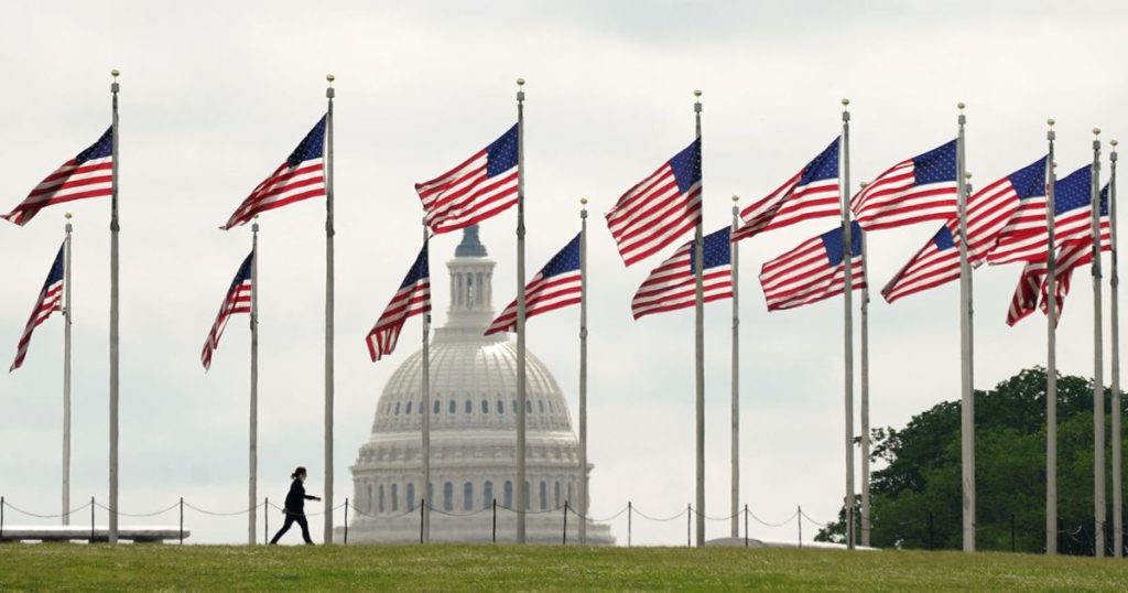 “موديز” تخفض تصنيف الولايات المتحدة الائتماني إلى AA1