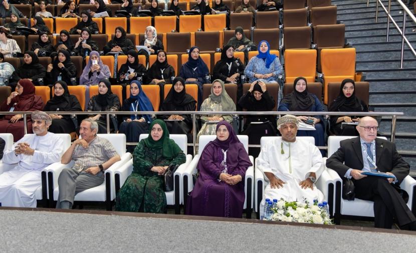 مشاركة 11 دولة في “المؤتمر الأول لطلبة البرنامج التأسيسي” بجامعة صحار