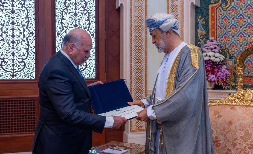 بالصور.. جلالة السلطان يتسلم دعوة حضور “القمة العربية” بالعراق