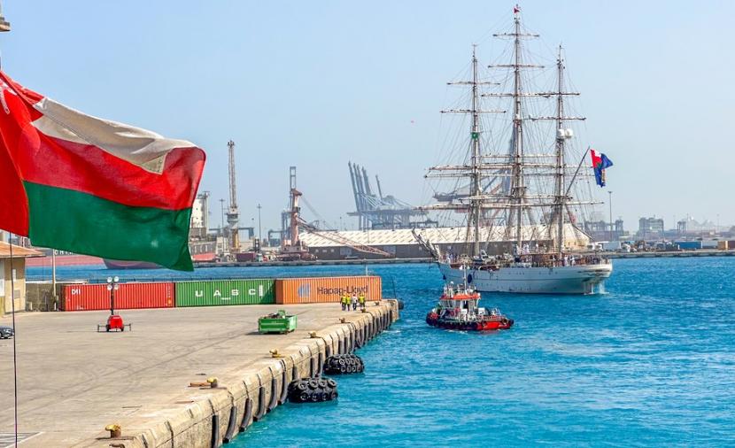 سفينة “شباب عُمان الثانية” تغادر ميناء جدة باتجاه قناة السويس