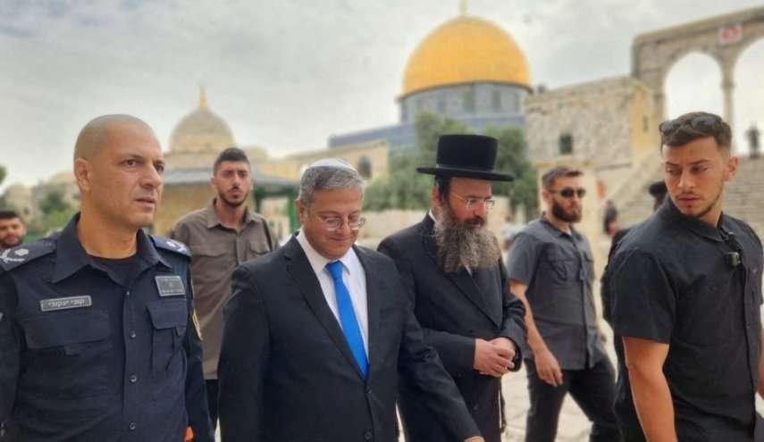 متظاهر في إسرائيل يصفع زوجة بن غفير.. والشرطة تستخدم قنابل الصوت لتفريق المسيرات