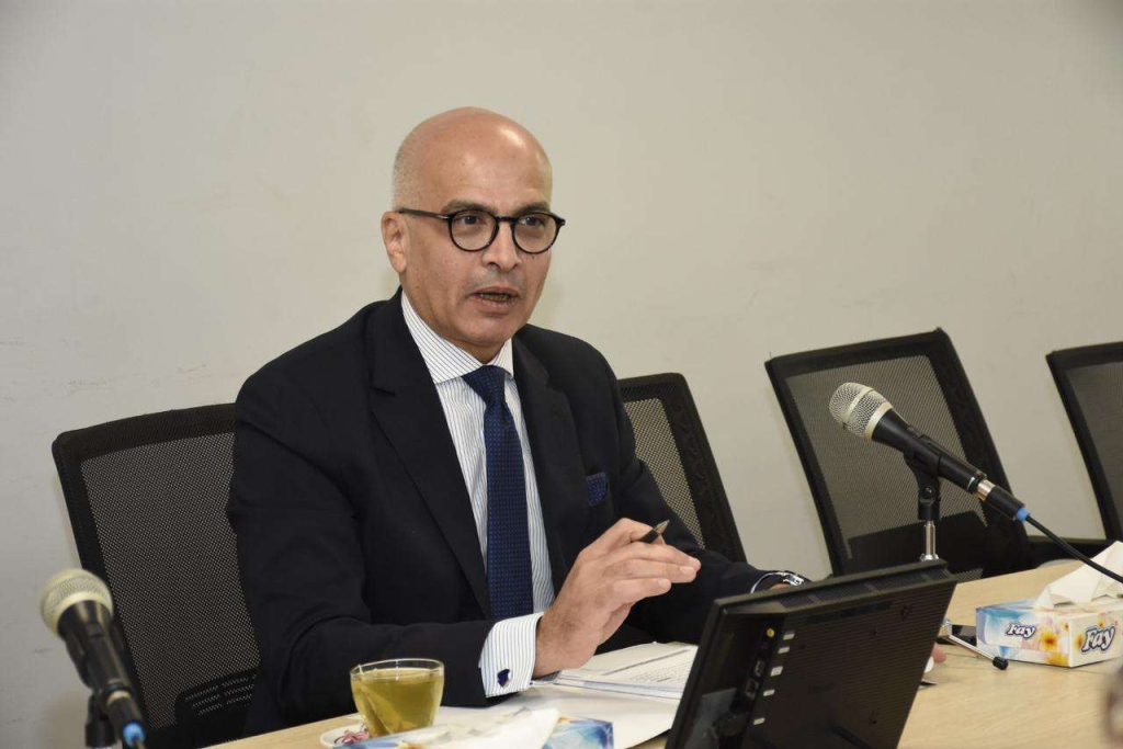 رئيس جامعة عين شمس يناقش تطوير اللوائح الداخلية للكليات