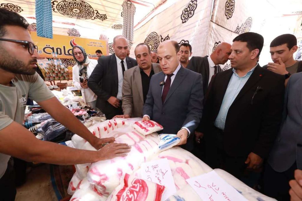 محافظ كفر الشيخ يفتتح سوق اليوم الواحد ببيلا ويتفقد السلع والمعروضات