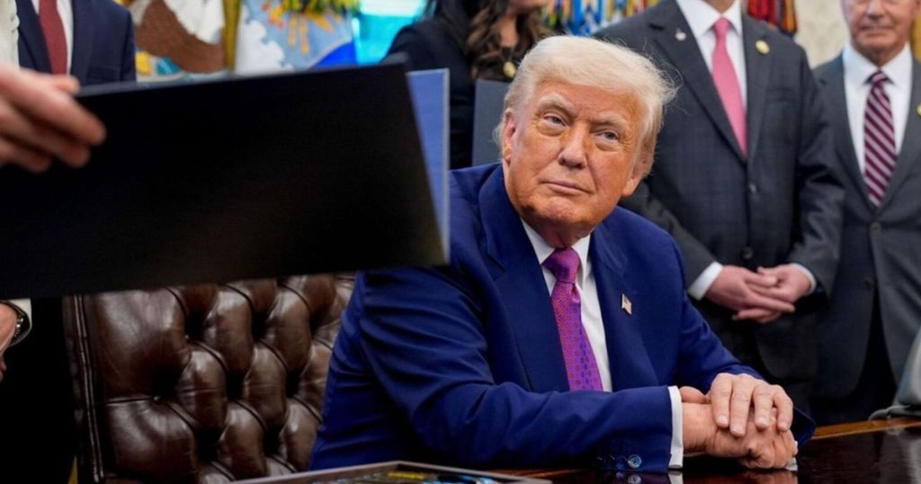 حكم قضائي بمنع ترمب من تسريح الموظفين الفيدراليين مؤقتا