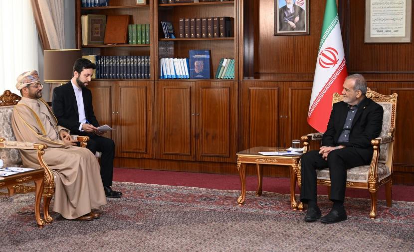 الرئيس الإيراني يُشيد بدور السلطنة في دعم المحادثات مع أمريكا