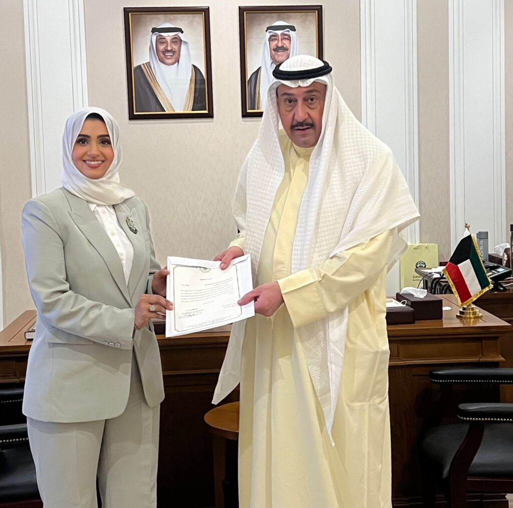 الشيخ فيصل الحمود يستقبل الباحثة حنان الشراح صاحبة الإبتكار الريادي «سلامة» والطالبة هناي العمر