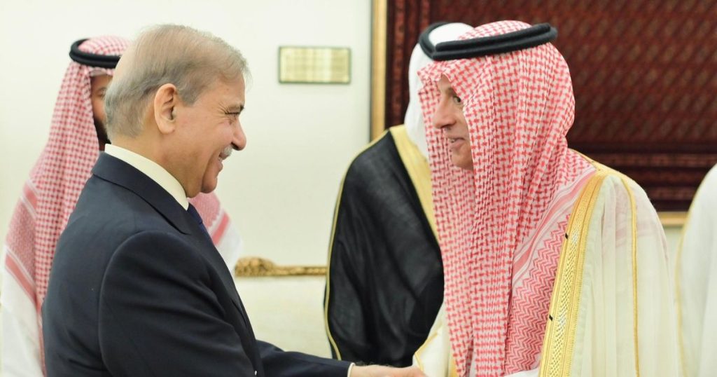 مساعٍ سعودية للتهدئة ووقف التصعيد الجبير يزور الهند وباكستان