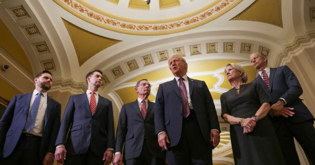 جمهوريون متشددون يهددون بإفشال قانون ترمب لخفض الضرائب