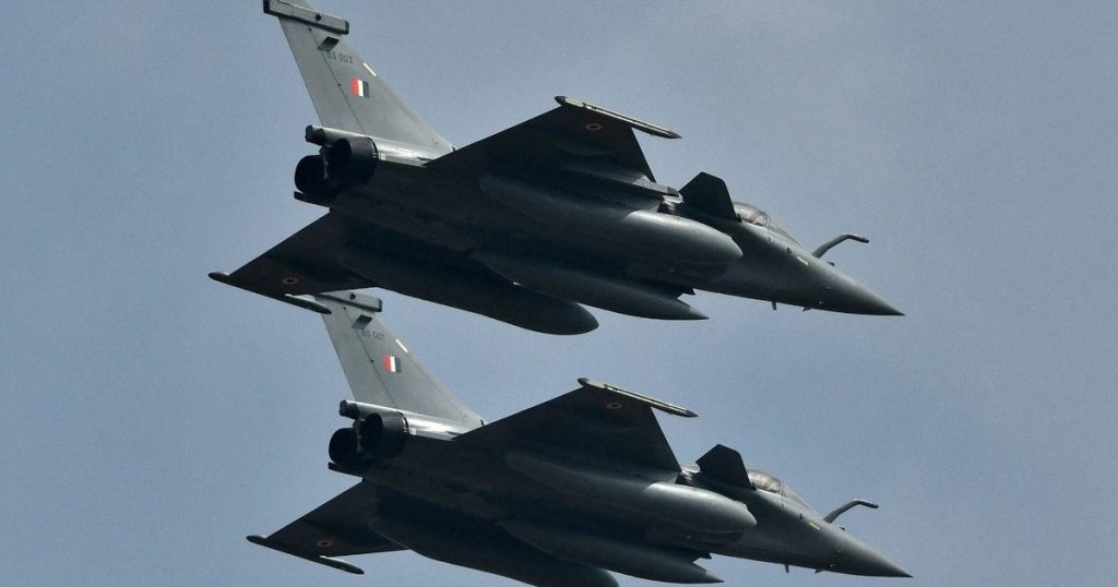 معركة المقاتلات بين الهند وباكستان تثير اهتمام جيوش العالم