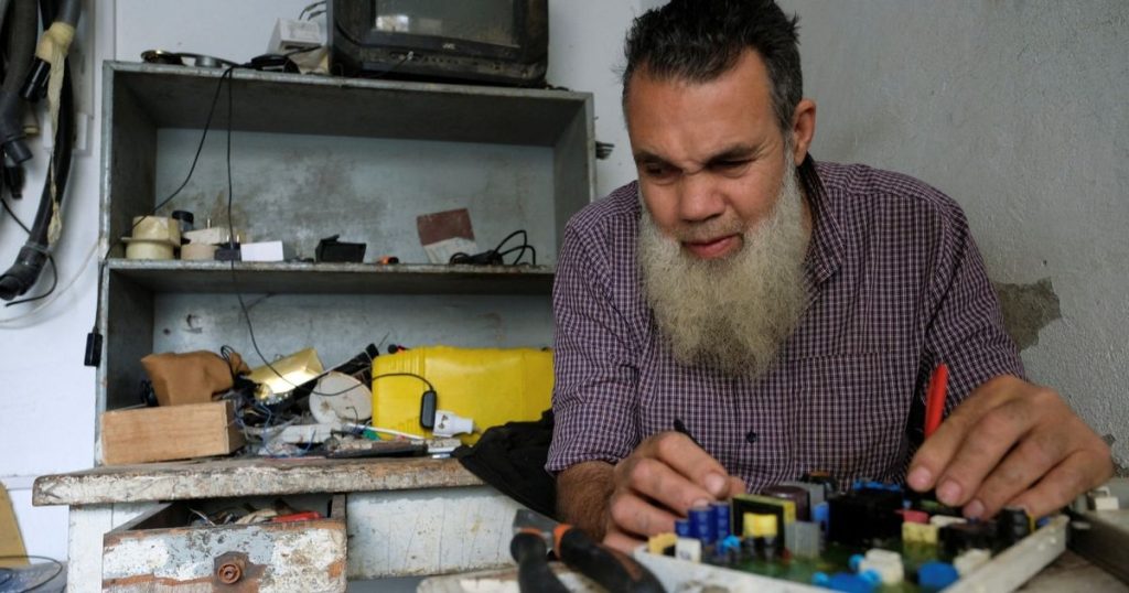 فني تصليح أجهزة كهربائية في ليبيا يصبح مثالاً ملهماً