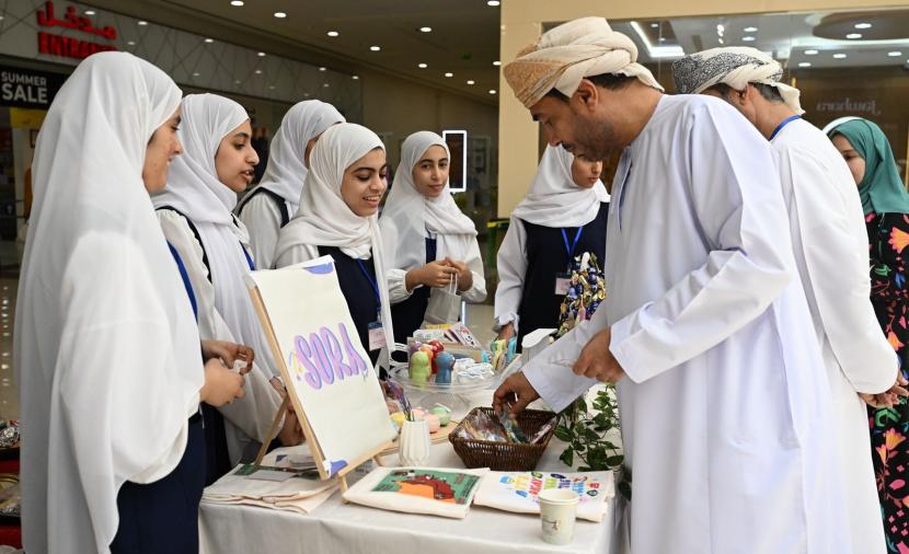 تنظيم معرض للشركات والمشاريع الطلابية بمدارس الظاهرة