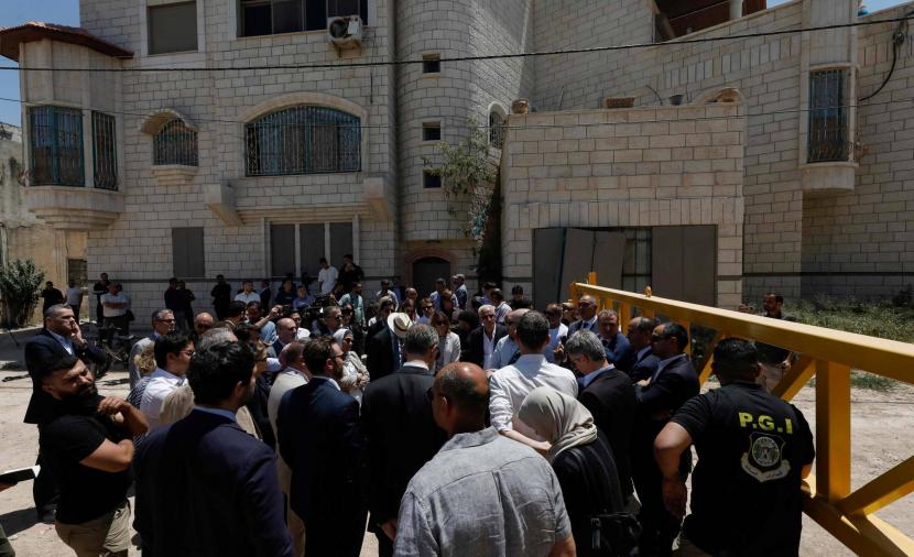 إسرائيل تُهين الدبلوماسية الدولية.. جنود الاحتلال يفتحون النار على وفد من السفراء العرب والأوروبيين