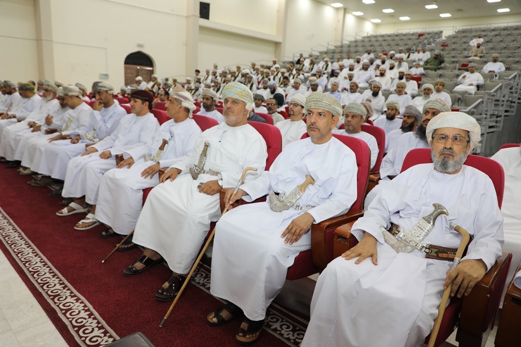 راعي الحفل والحضور.JPG