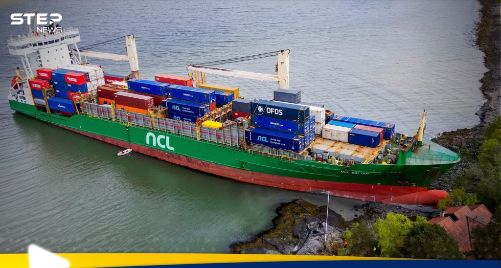 شاهد| جنوح سفينة شحن ضخمة في النرويج ودخولها بحديقة أحد المنازل