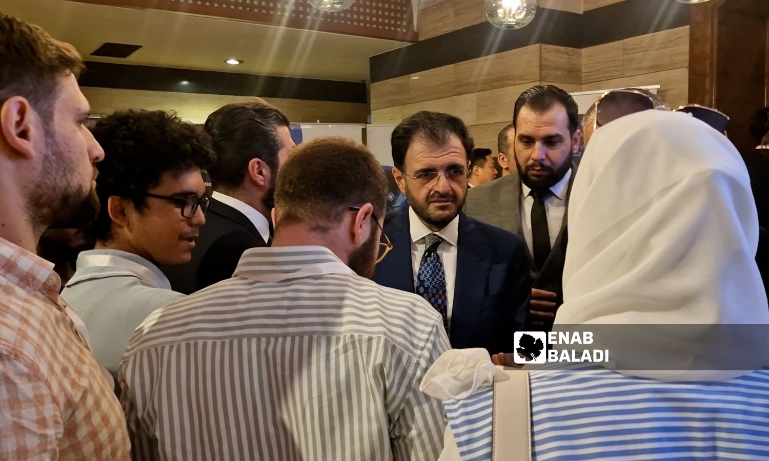 وزير الاتصالات عبد السلام هيكل مع مجموعة من الحضور في مؤتمر الذكاء الاصطناعي - 6 أيار 2025 (/ أنس الخولي)
