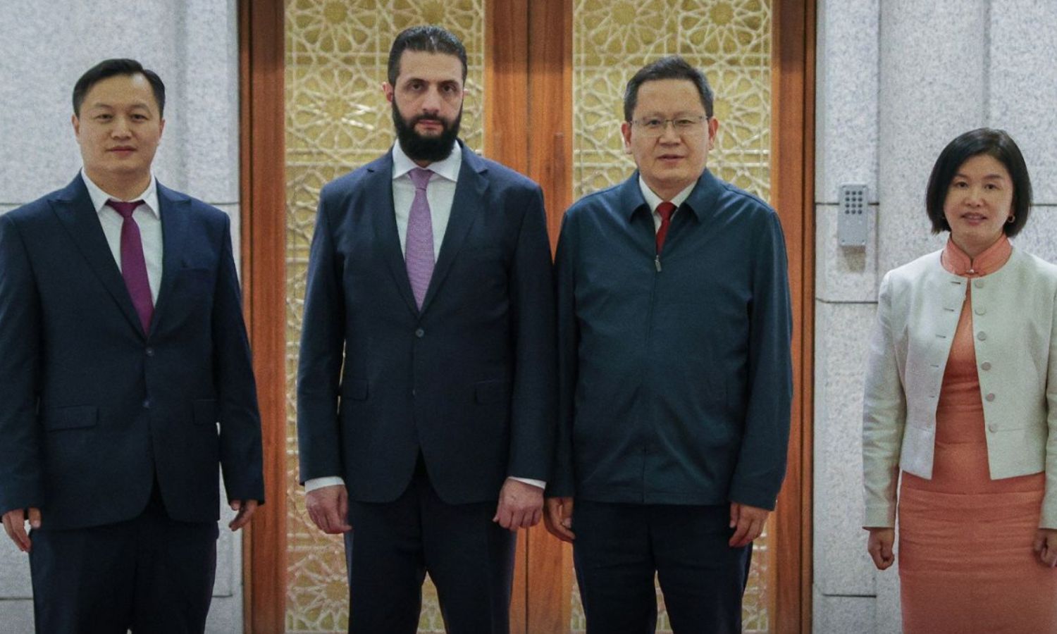 تشو ليجانغ يلتقي أحمد الشرع بدمشق بصفته رئيسًا لوفد رجال أعمال من الصين ومديرًا عامًا لشركة "AOJ-TECHNOLOGY" بمنطقة الشرق الأوسط- 1 أيار 2025 (الإخبارية السورية)