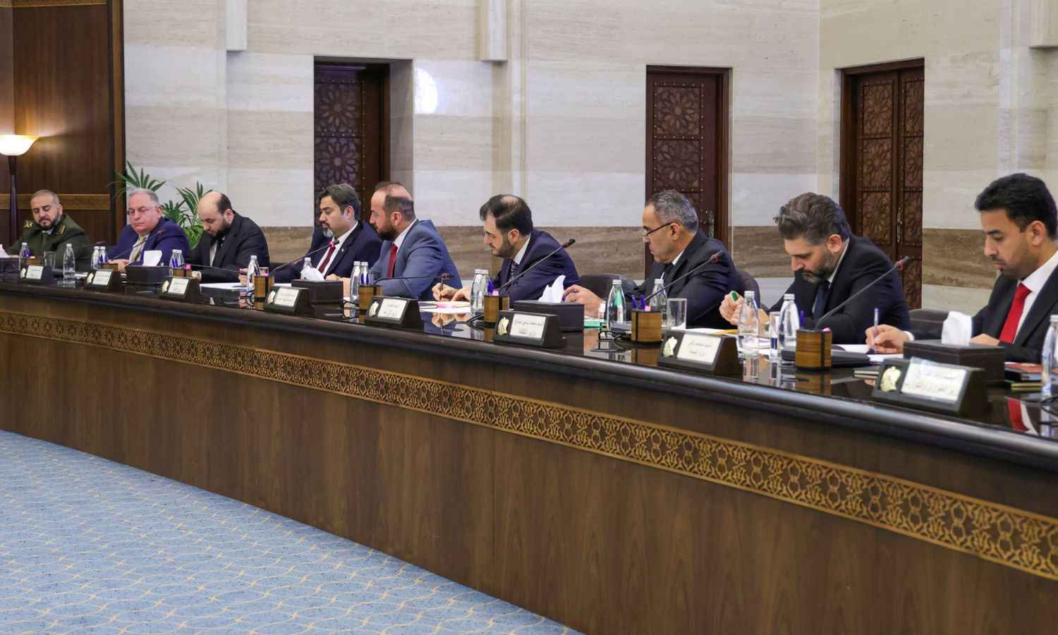 وزير الإعلام السوري ووزراء آخرون خلال الجلسة الثانية لمجلس الوزراء 30 من أيار 2025 (الرئاسة السورية)
