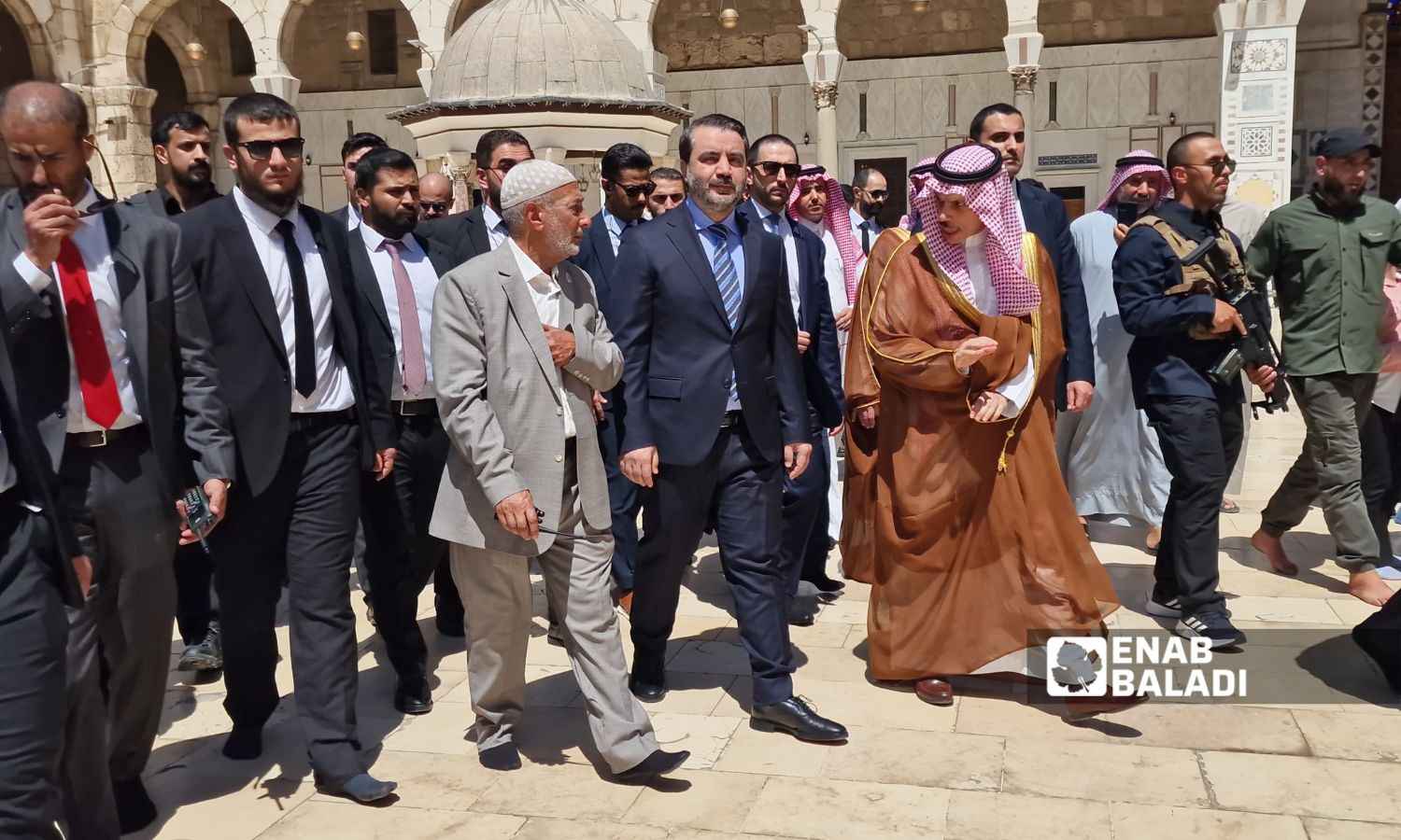 وزير الخارجية السوري أسعد الشيباني يتجول برفقة نظيره السعودي فيصل بن فرحان بالجامع الأموي الكبير في دمشق - 31 من أيار 2025 (/ أنس الخولي)
