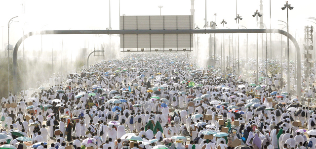 الحجّاج يؤدون الركن الأعظم للحجّ على جبل عرفات