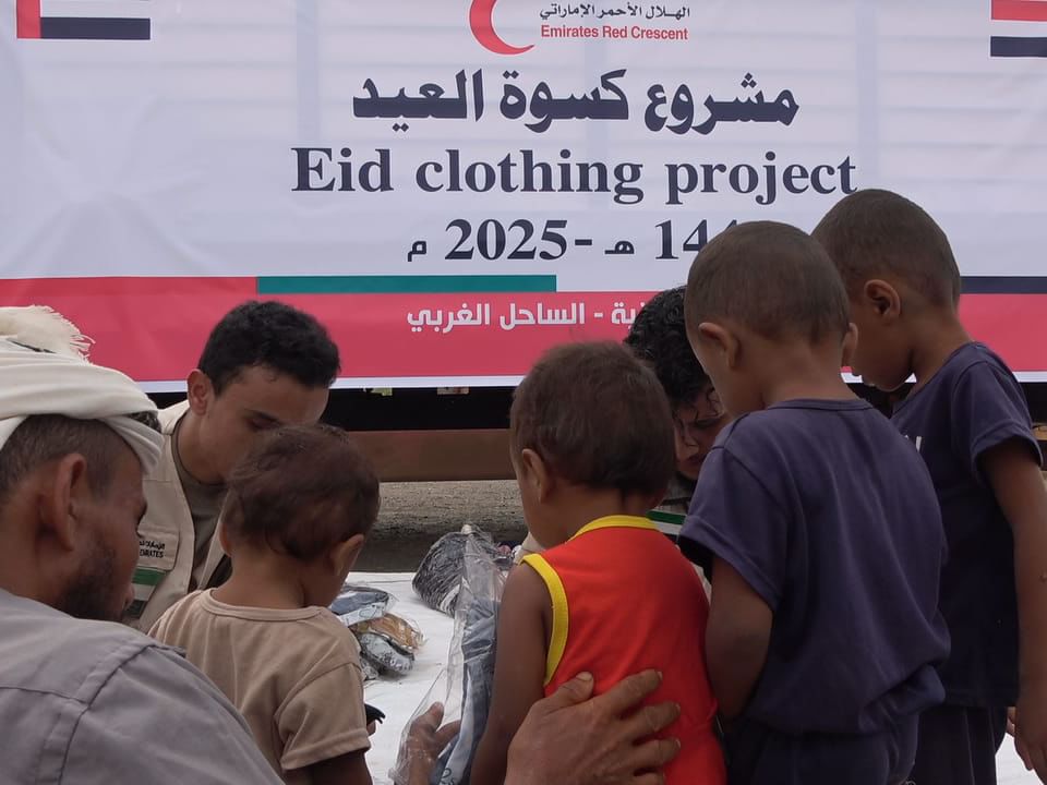“الهلال الأحمر” تدعم مشروع كسوة العيد في الحديدة وتعز باليمن