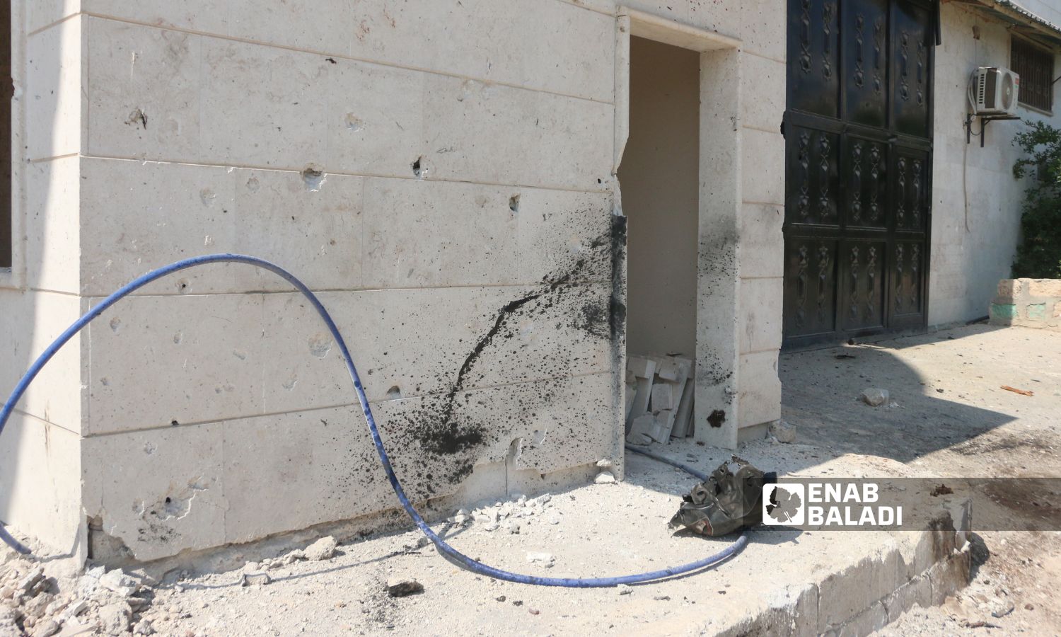 آثار استهداف دراجة نارية تقل شخصًا على طريق مدينة الدانا البردقلي بريف إدلب الشمالي - 10 حزيران 2025 (/ محمد مصطو)