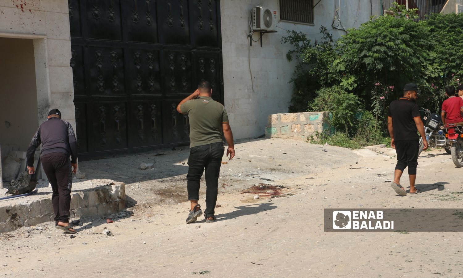 طيران مسيّر مجهول يستهدف دراجة نارية تقل شخصًا على طريق مدينة الدانا البردقلي بريف إدلب الشمالي - 10 حزيران 2025 (/ محمد مصطو)