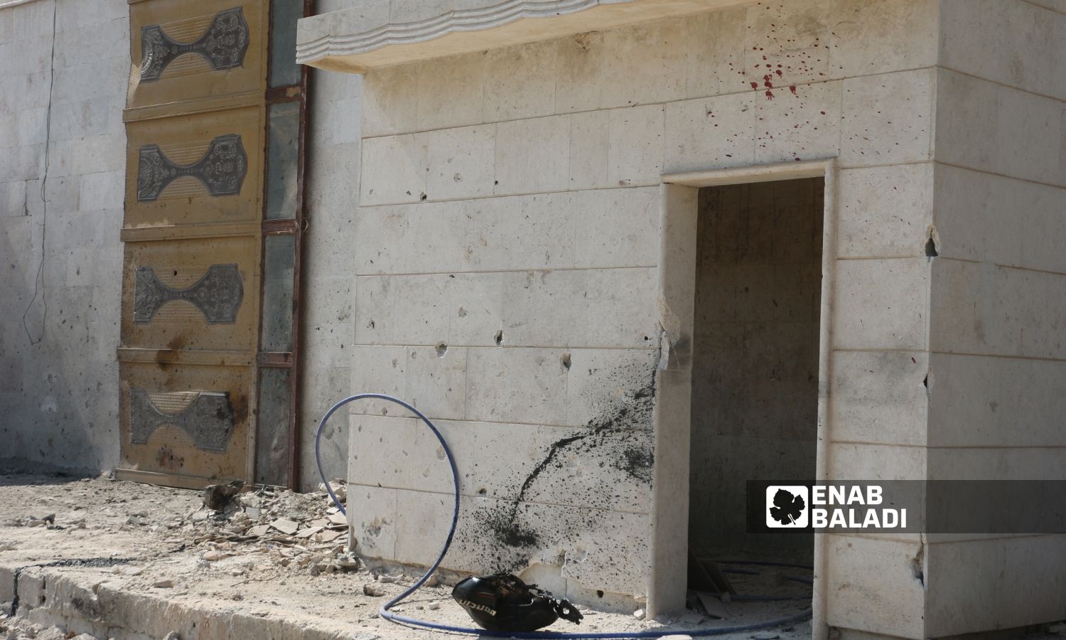 آثار استهداف دراجة نارية تقل شخصًا على طريق مدينة الدانا البردقلي بريف إدلب الشمالي - 10 حزيران 2025 (/ محمد مصطو)