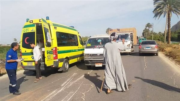 تفاصيل إصابة 19 شخصا في حادث تصادم ميكروباص وملاكي على الطريق بسوهاج