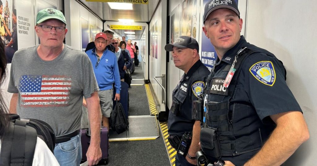 بينهم 4 دول عربية.. ترمب يحظر دخول مواطني 12 دولة إلى أميركا