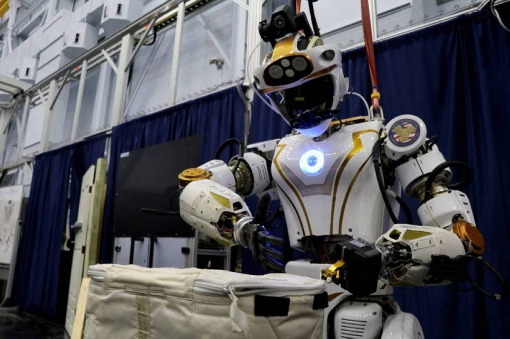 للأثرياء فقط.. “روبوت خادم” بـ200 ألف دولار في 10 دقائق