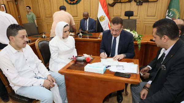 أوصى العريس بحسن معاملتها| شاهد.. محافظ المنوفية وكيلاً لعروس يتيمة