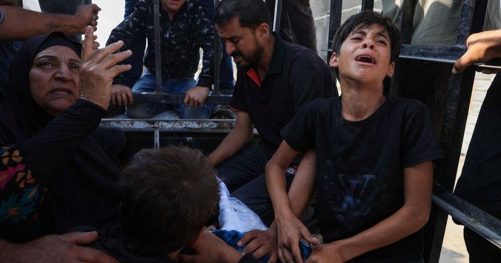 إسرائيل تقتل 140 بغزة خلال يوم مع تركيز العالم على حرب إيران