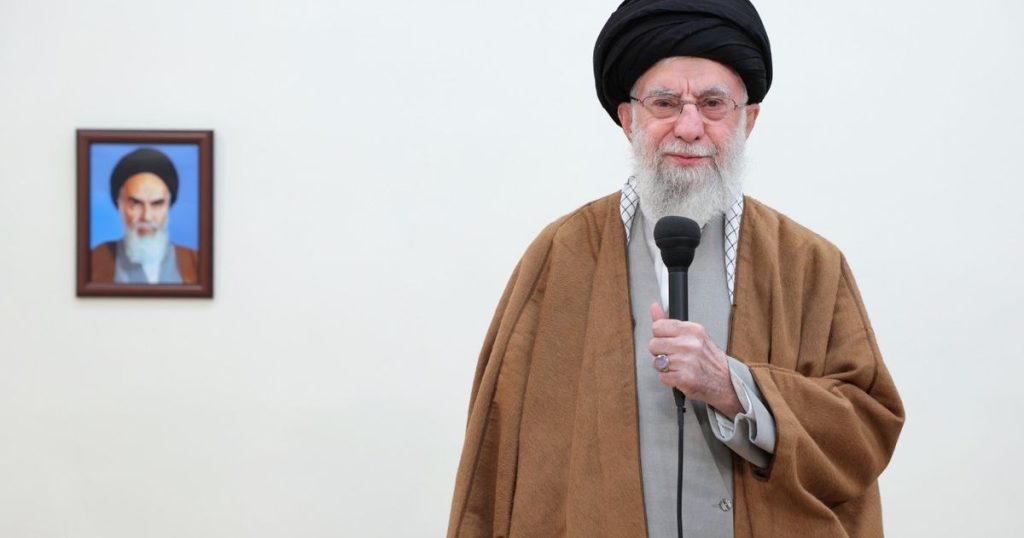 رداً على خامنئي.. ترمب يعلن وقف تخفيف العقوبات عن إيران