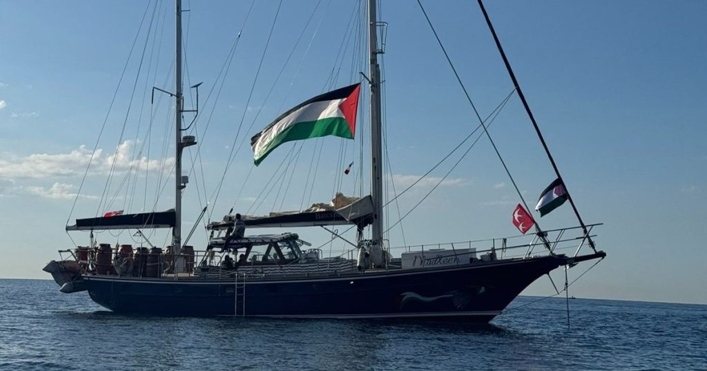 “سفينة الحرية” تطلق نداءات استغاثة: نتعرض لهجوم إسرائيلي
