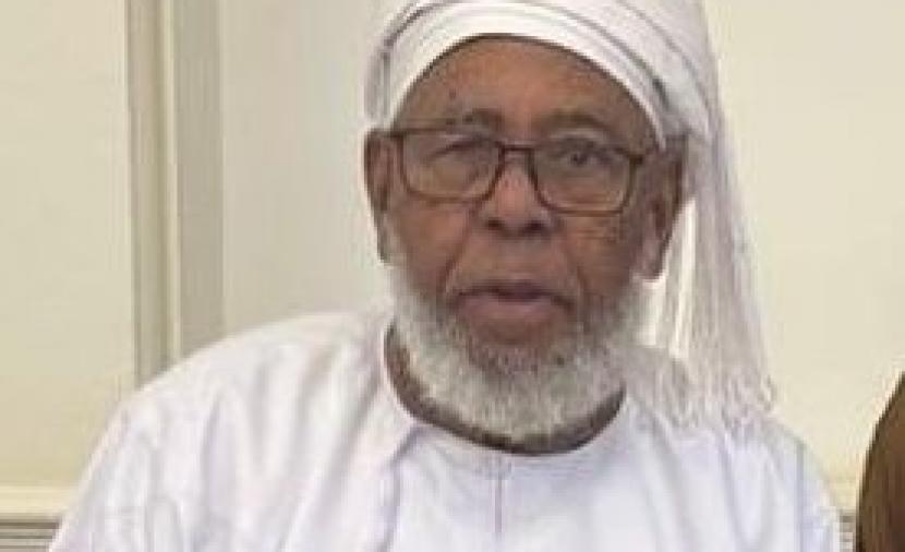 وفاة أول إمام لجامع السلطان قابوس بمسقط