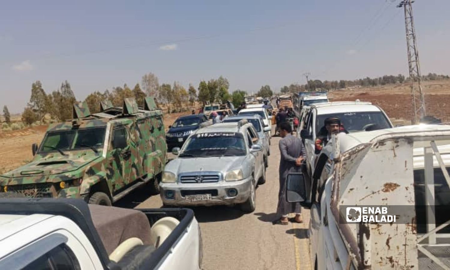 مجموعات تنتظر عند معبر بصر الحرير المحاذي لمحافظة السويداء أثناء حركة إجلاء المدنيين- 23 تموز 2025 (/ محجوب الحشيش)