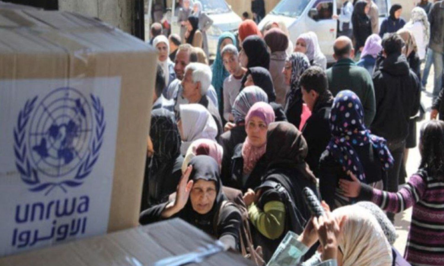 فلسطينيون يتسلمون مساعدات غذائية من مبنى الأليانس في دمشق - 24 آذار 2023 (الأنروا)