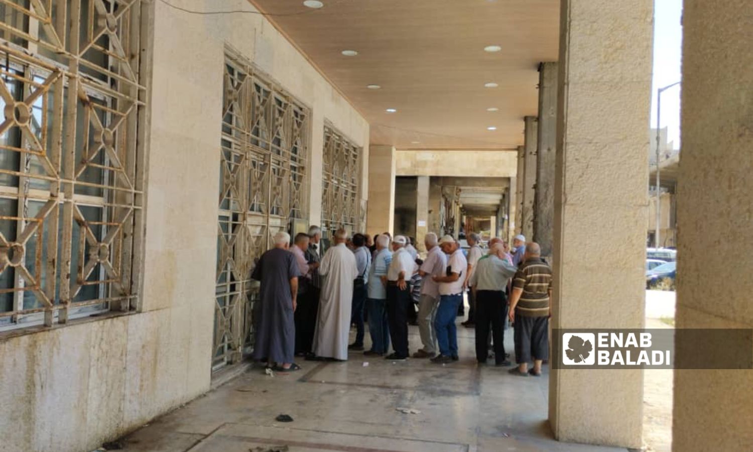 ازدحام أمام أحد فروع البنك العقاري في حلب لقبض الراتب الشهري للمتقاعدين والموظفين- 19 حزيران 2025 (/ سماح علوش)
