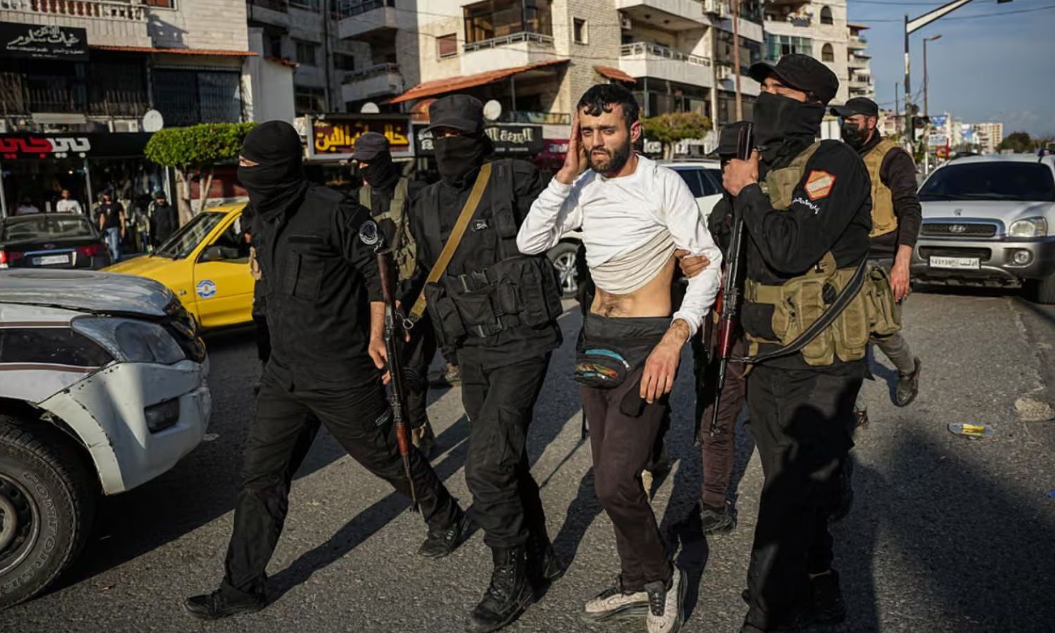 الأمن السوري يعتقل أحد أفراد النظام السوري السابق بعد اشتباكات في اللاذقية - 8 آذار 2025 (محمد دعبول - EPA)