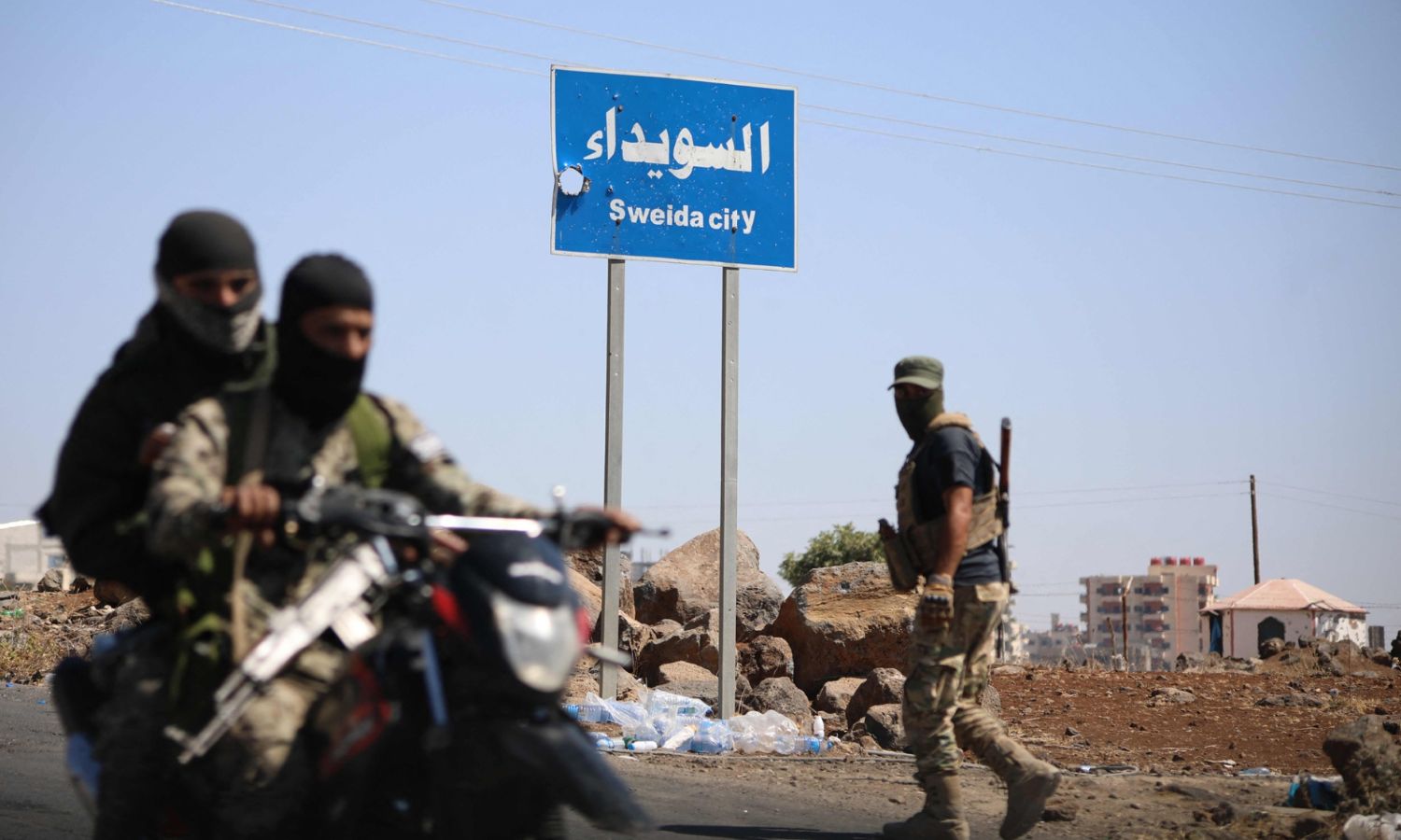 مقاتلون من العشائر والبدو في الحي الغربي من مدينة السويداء - 19 تموز 2025 (AFP/ عبد العزيز كيتاز)