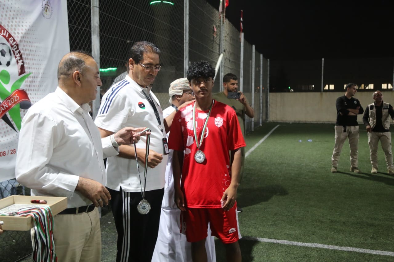 الأحمر المدرسي (1).jpg