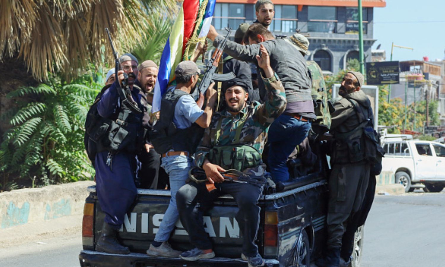 مقاتلون من الفصائل المحلية في السويداء - 17 تموز 2025 (AFP/ شادي الدبيسي)