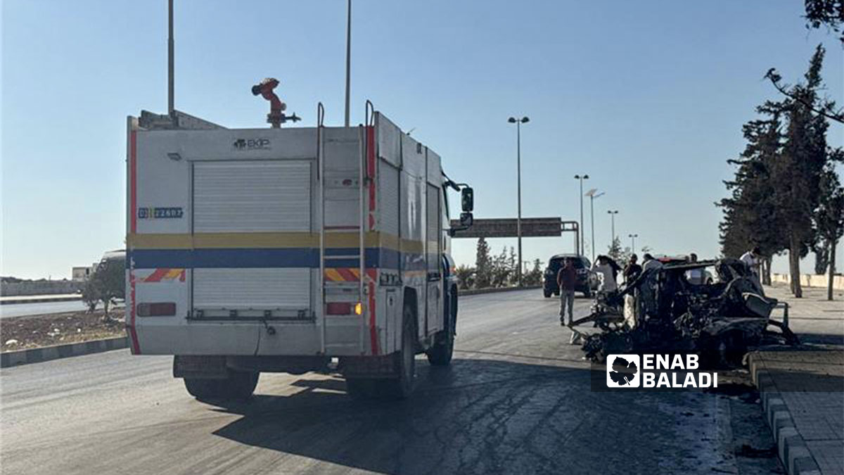 فرق الدفاع المدني السوري والإسعاف توجهت إلى مكان الاستهداف لإطفاء الحريق الناجم عن انفجار السيارة وإعادة فتح الطريق - 4 أيلول 2025 (/ ديان جنباز)